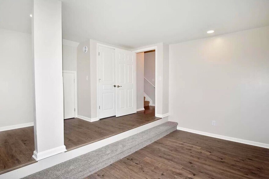 Building Photo - 863 Barclay Cir