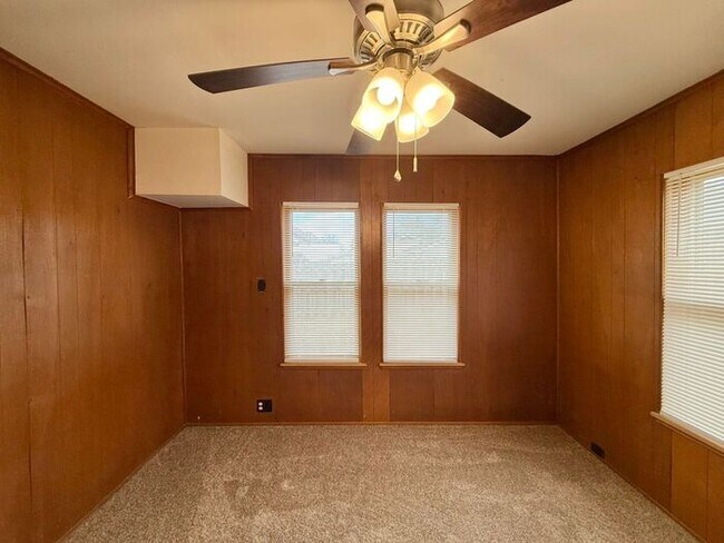 Building Photo - Tour Today! 2 Bedroom, 1 Bath Home