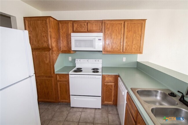 Building Photo - 2412 Skylark Cir