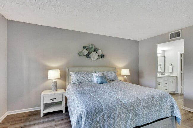 Building Photo - 300 Uno Lago Dr