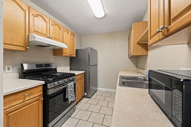 Building Photo - 906 Oleander Ln