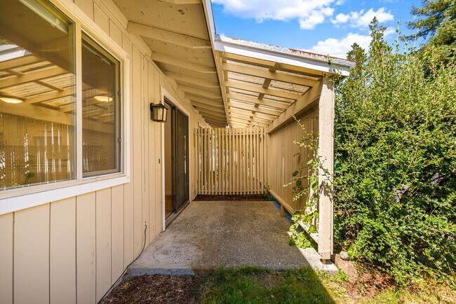 Building Photo - Downtown Issaquah 2 Bedroom 1 Bath Duplex