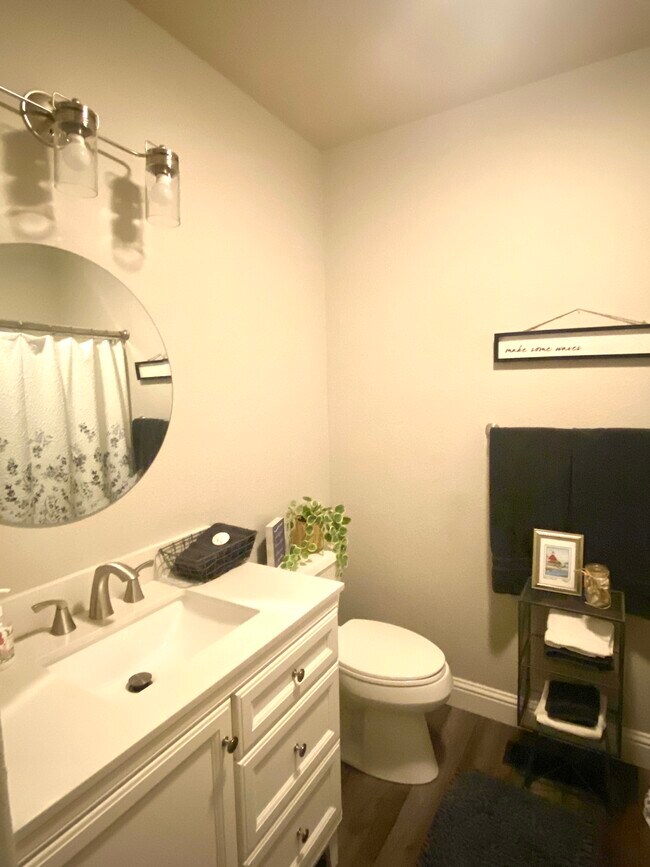 2nd Bathroom - 7200 Ishi Point Ct