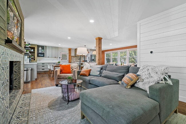 Living Area-Great Room - 3415 Pinehill Rd