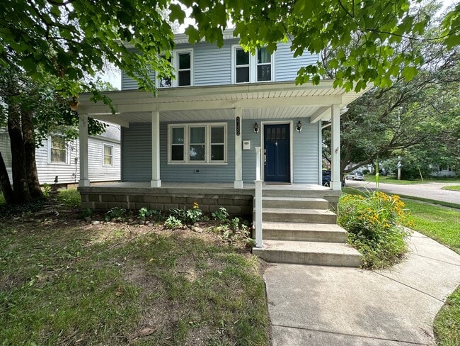 Primary Photo - Adorable Three Bedroom Home with Central Air!