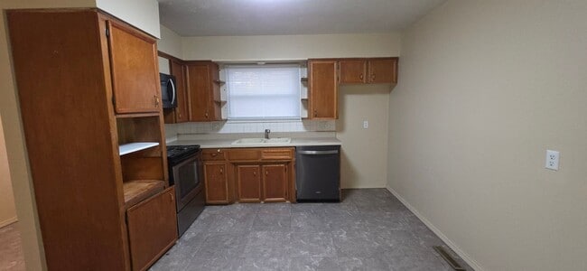 Building Photo - 3 Bedroom! All Brick! Garage!  $995!
