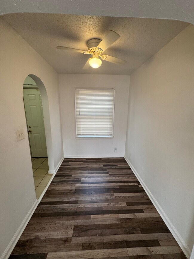 Building Photo - "Charming Studio Retreat with Full Bath in the Heart of Wichita!"