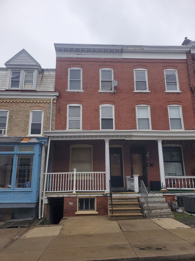 Building Photo - 323 N Franklin St