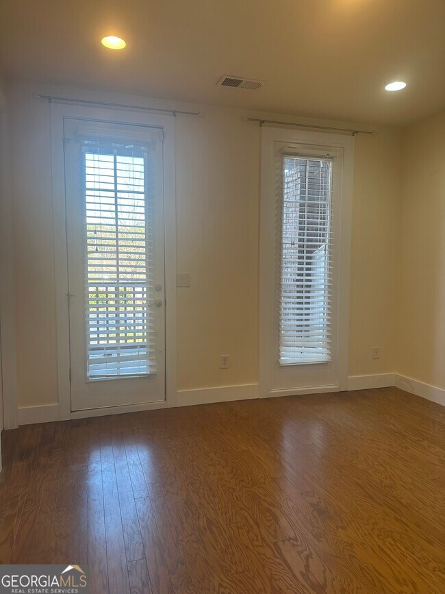 Building Photo - 6166 Holly Pk Ln SE