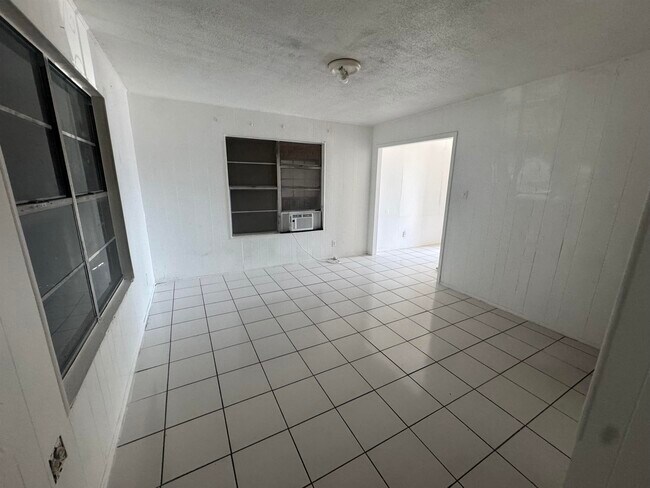Building Photo - 520 Hidalgo St