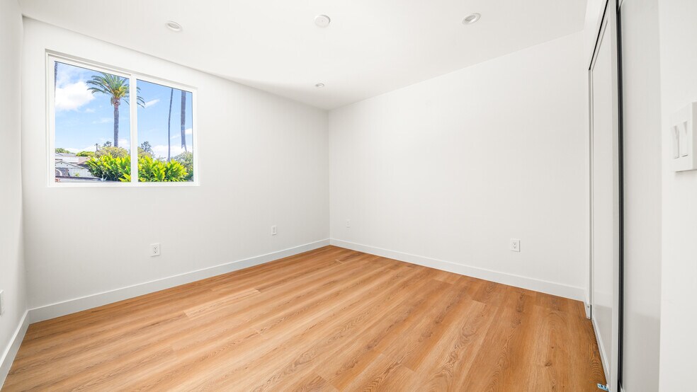 Building Photo - 3647 Grand View Blvd