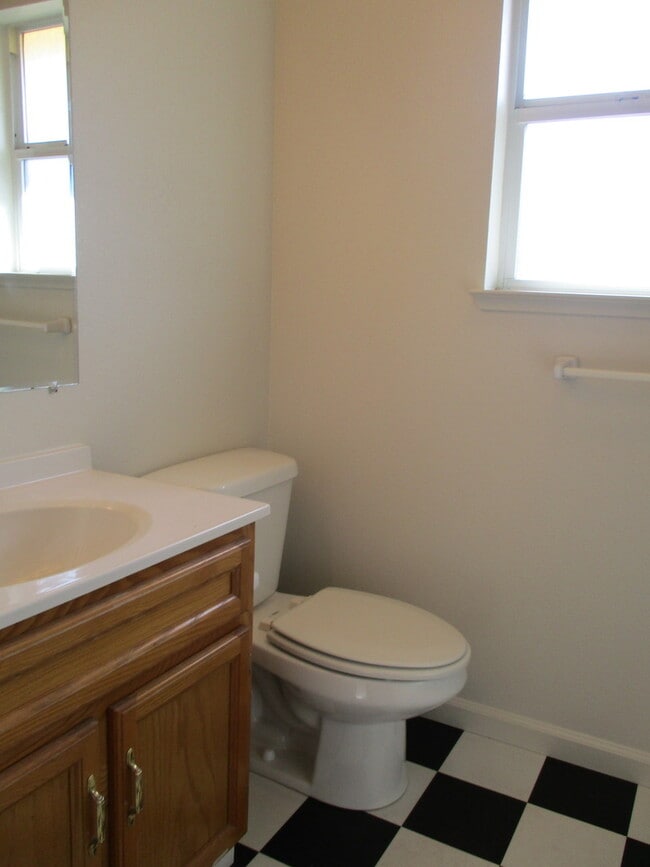 Building Photo - Cute Home Boasting Hardwood, close to Enlo...