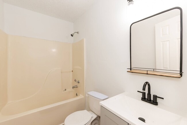 Building Photo - Three Bedroom Home!