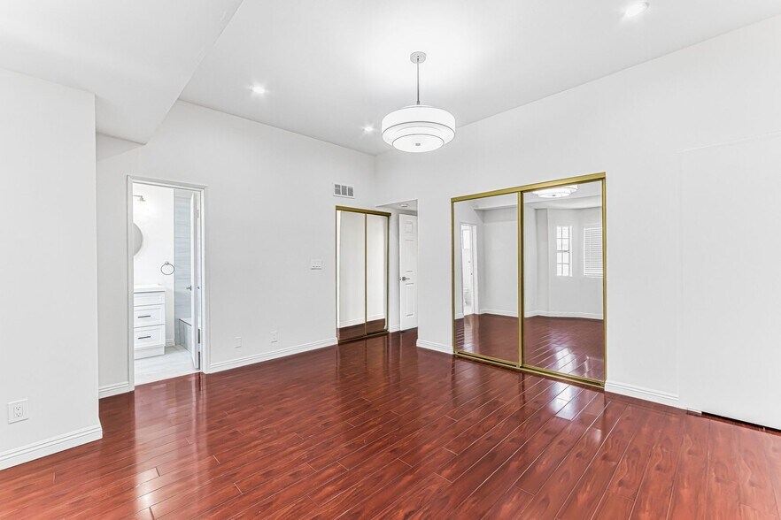 Building Photo - 402 California St