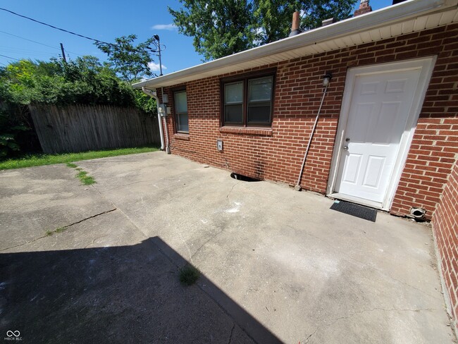 Building Photo - 6019 Oak Ave