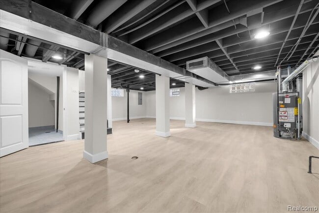 Building Photo - 16200 Parkside St