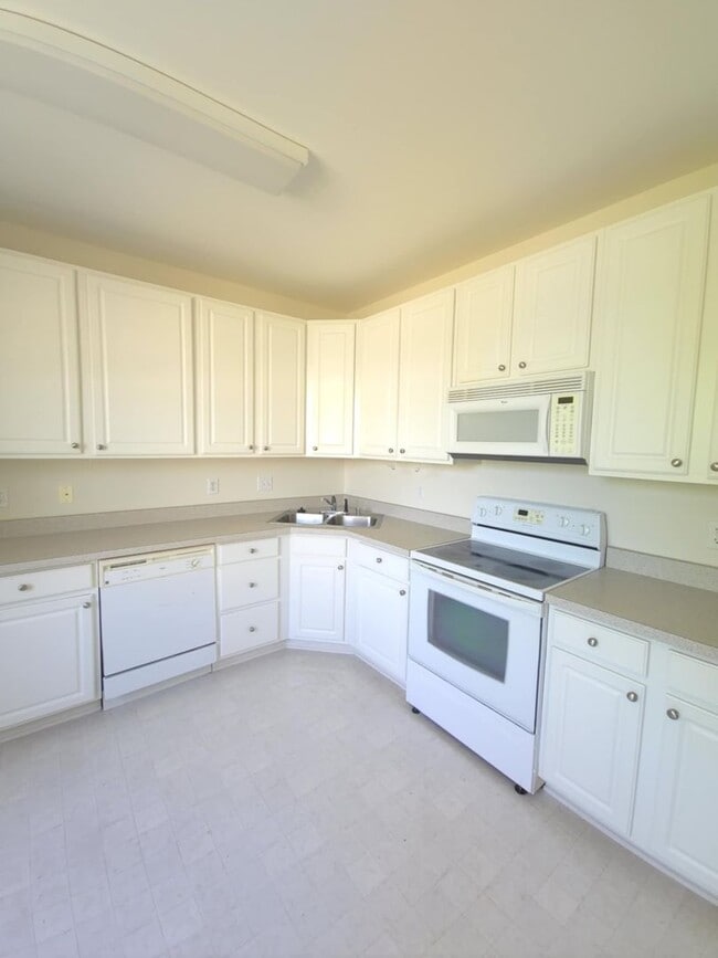 Building Photo - East End Townhouse! Now Available!