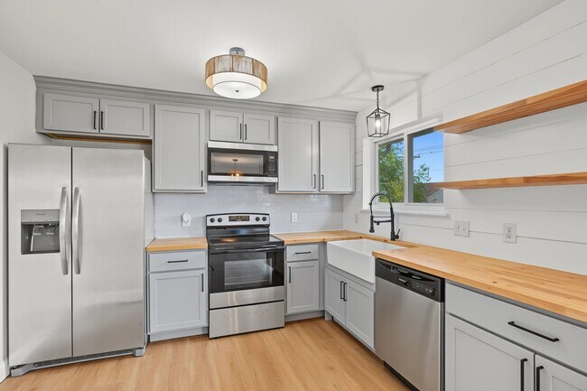 Building Photo - 2949 White Stable Dr