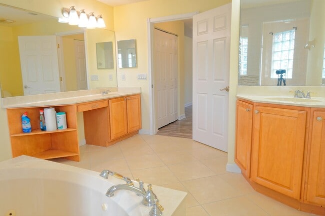 Building Photo - 781 SW Dolores Ave