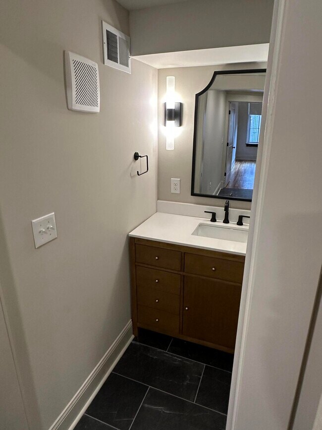 Building Photo - 307 W Main St