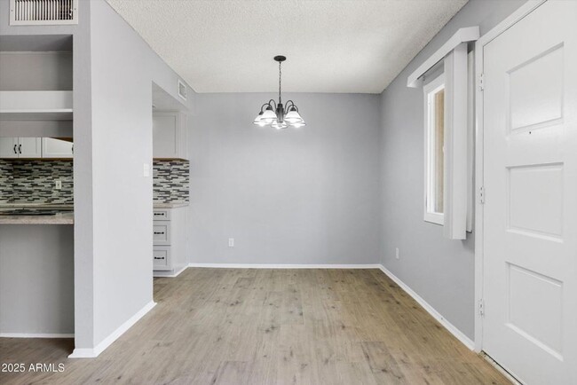 Building Photo - GORGEOUS Updated 2 bedroom Condo in Old To...