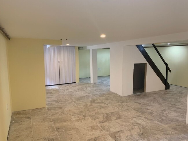 Building Photo - Terrific 4 Bed/1 Bath Home in Elmont!