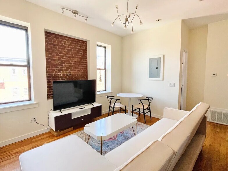 Primary Photo - Furnished room/NOT APARTMENT