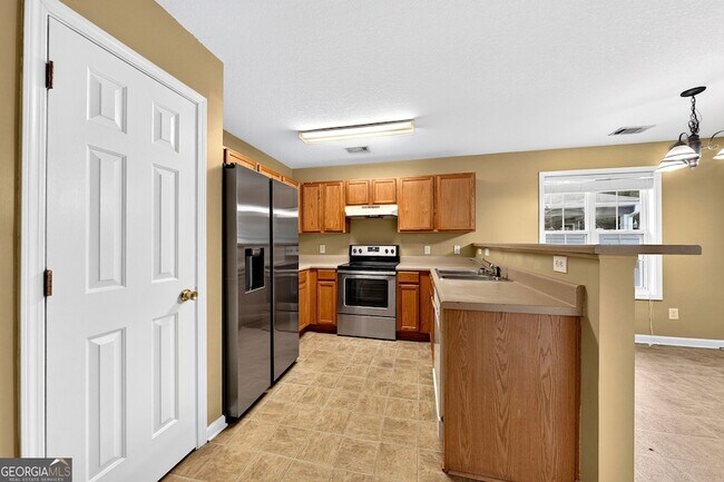 Building Photo - 744 W Vincent Dr