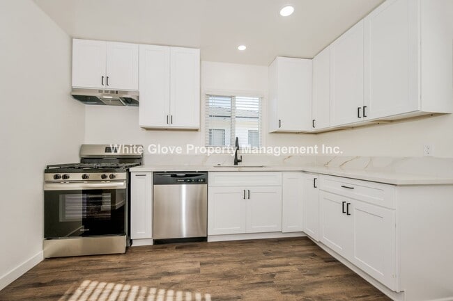 Building Photo - Beautifully Remodeled 3 Bed / 1.5 Bath Bellflow Home with New Upgrades Throughout