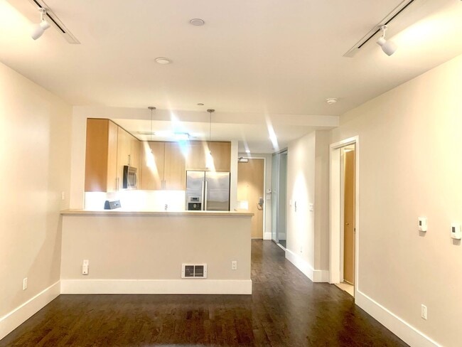 Building Photo - Spacious Centrally Located 1 bed + Den/ 1....
