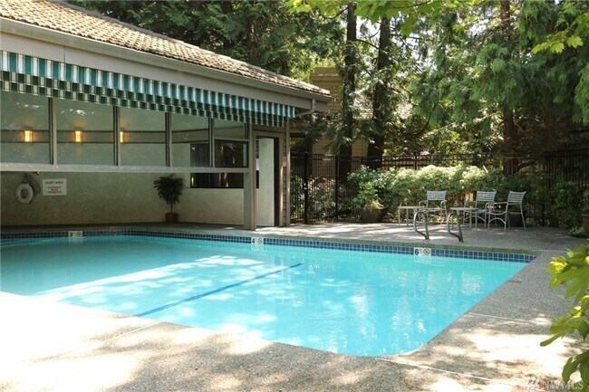 Building Photo - LOCATION, LOCATION, LOCATION wonderful 2 bedroom in the Carlyle.