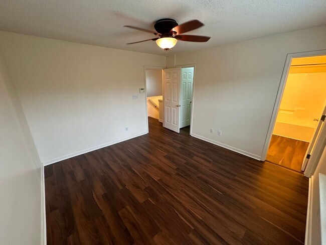 Building Photo - Great 2 Bedroom 2.5 Bath in Ridge Creek!