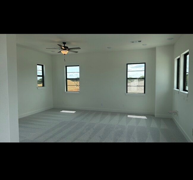 Building Photo - 3218 Royal Oaks Holw Ln