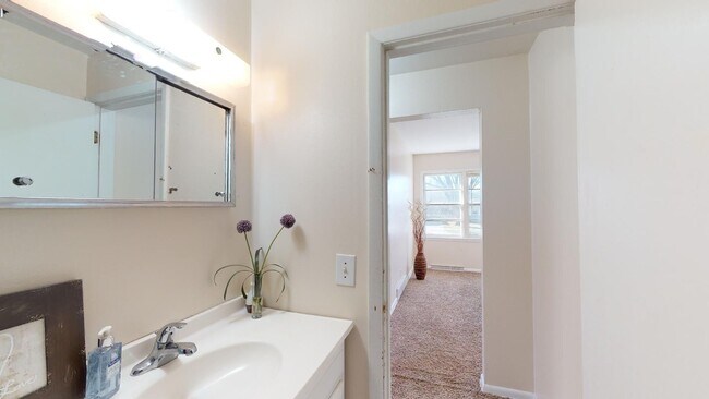 Building Photo - 2226 Melrose Ave