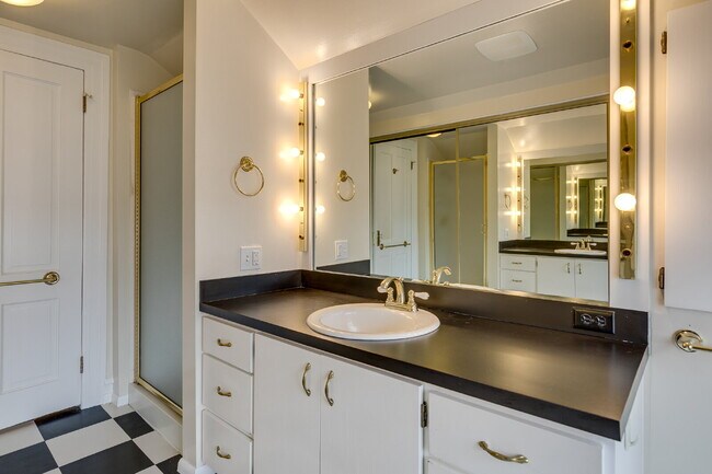 Building Photo - Rare & Charming Upper Queen Anne Home Available July!