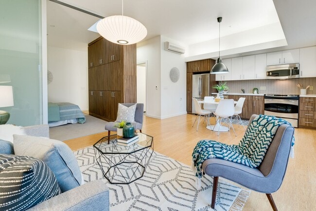 Building Photo - Light & bright 1-bdrm/1-bath condo in desi...