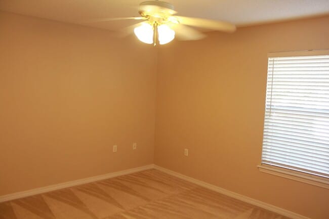 Building Photo - 976 Scenic Oak Ln
