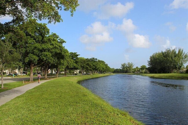 Building Photo - 2601 S Palm Aire Dr