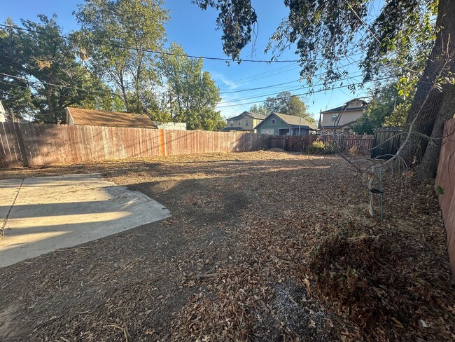 Building Photo - Two Bedroom Home with Huge Yard