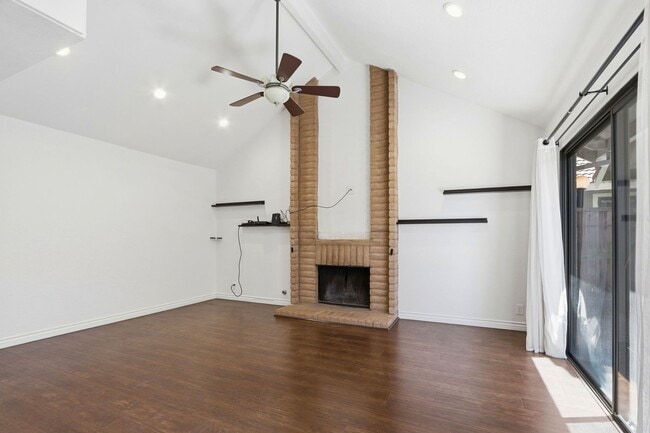 Building Photo - Beautifully Remodeled 3BD Townhome | Multi-Zone A/C | Private Patio