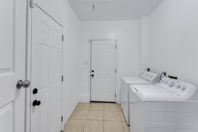 Building Photo - 1400 Riverside Dr