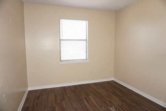 Building Photo - 3/2.5 Townhome on Westside