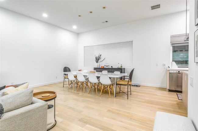 Building Photo - 1141 W 18th St