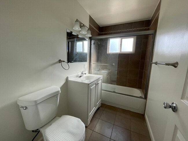 Building Photo - 413 Laurel Ave