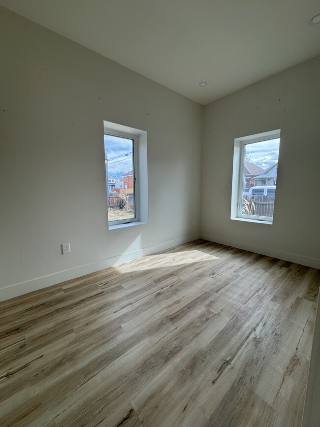 Building Photo - 715 W 9th Ave