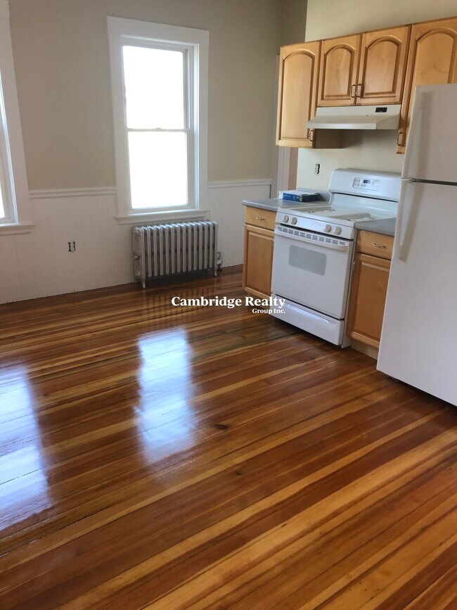 Building Photo - 204 Fellsway W