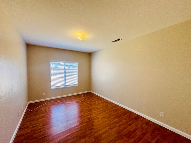 Building Photo - 42309 Portland Ln