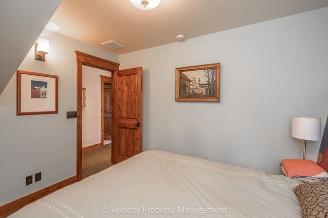 Building Photo - Beautiful Westside Craftsman | Prime Bend Location