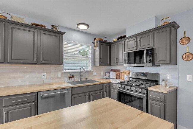Building Photo - 1410 Sherry Dr