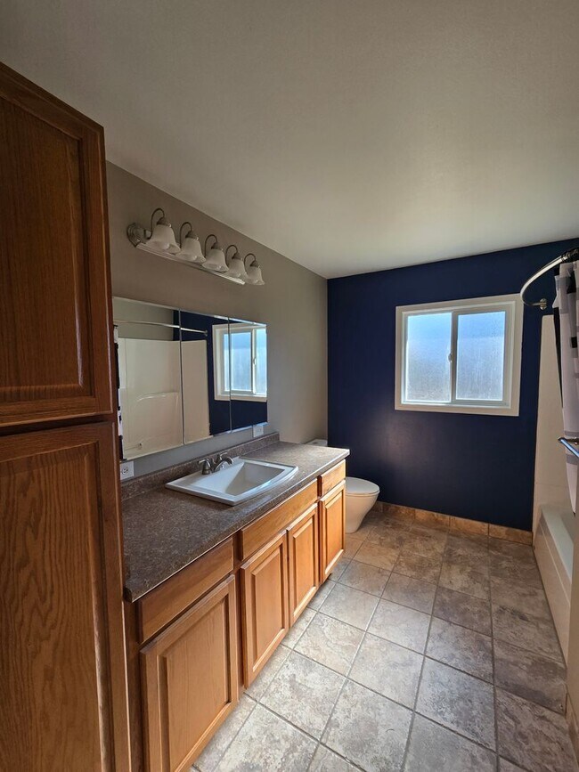 Building Photo - Pet Friendly Single Level 3 Bed 2 Bath Hom...